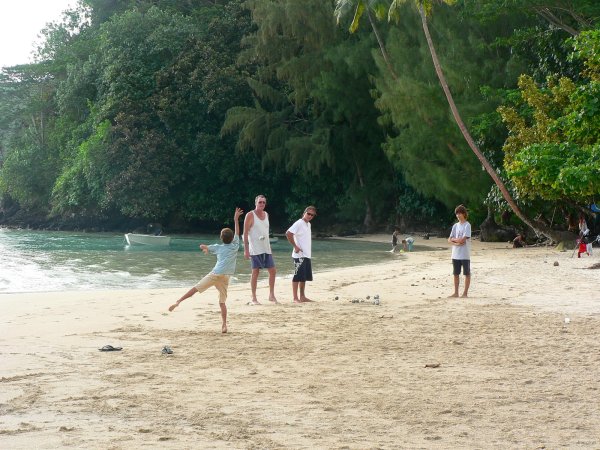 18- Partie de petanque sur la plage de Teapaa 